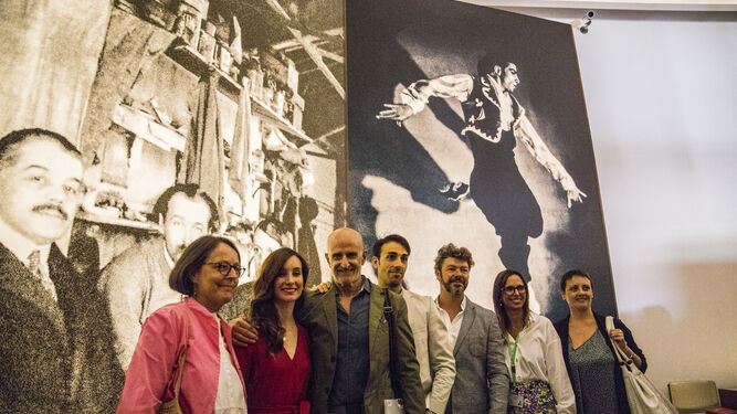 Lorca Massine, coreógrafo (en medio), junto a dos bailarines, el director del festival y la directora de la Alhambra