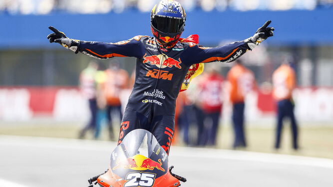 Raúl Fernández celebra su triunfo en Moto2 en el histórico circuito de Assen.
