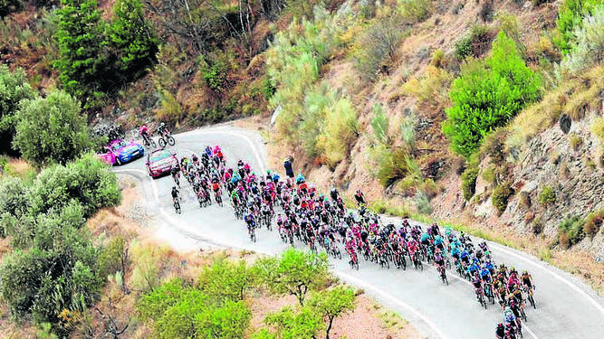 Impresionante vista del pelotón de la Vuelta a España escalando a Velefique.