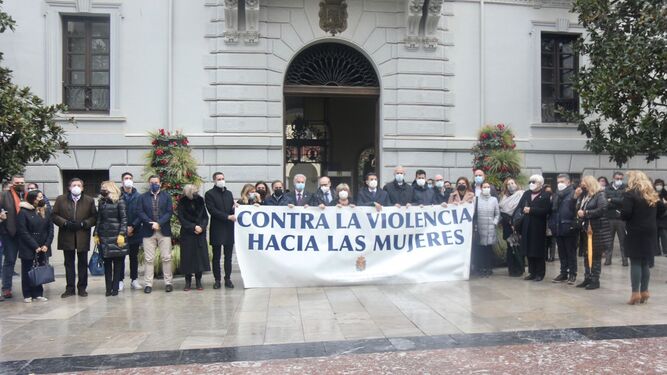 Concentración en el Ayuntamiento de Granada en pulsa ante el asesinato machista en Fuentes de Cesna