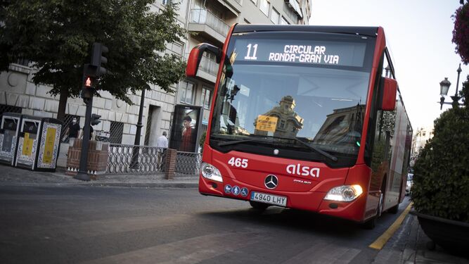 Un autobús circula por las calles de Granada en una imagen de archivo.