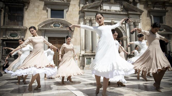 El Festival de Música y Danza celebra el Día de la Danza con coreografías por el centro de Granada
