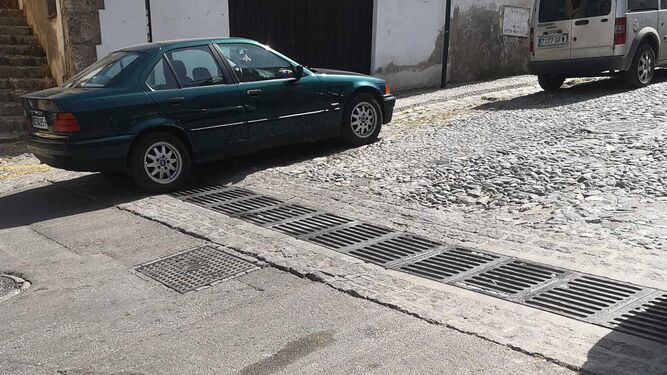 Aspecto del suelo de una de las calles del Albaicín, con una zona de asfalto y otra de piedras