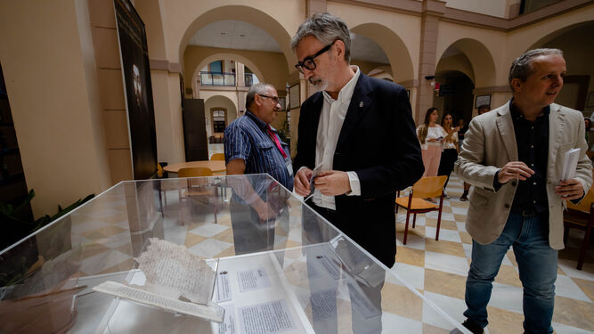 El rector Francisco Piniella contempla una de las vitrinas de la exposición.