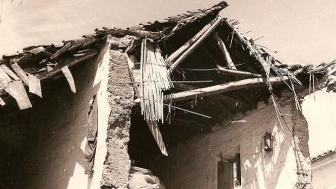 Imagen de una de las casas de la localidad de Atarfe destruidas por el terremoto de 1956