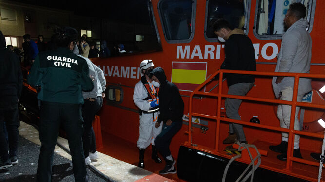 Rescatan a 54 personas que viajaban en tres embarcaciones frente a la costa de Granada