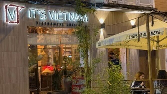 El restaurante luce un tradicional decorado vietnamita que te invita a entrar al lugar.