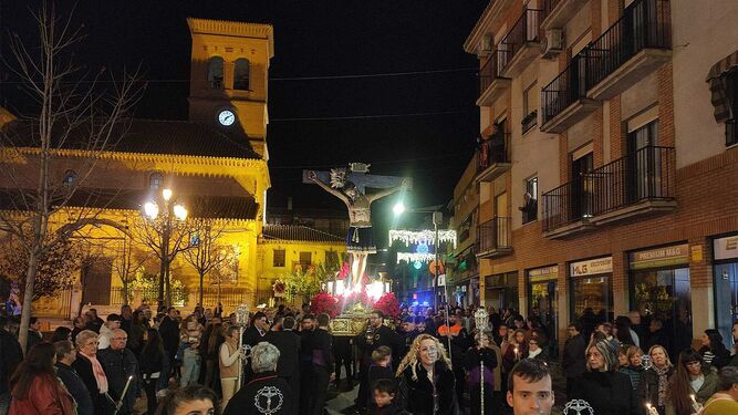 Imagen de la procesión del Cristo de la Salud por las calles de Albolote este 2022