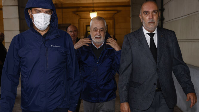 El ex presidente de la Junta José Antonio Griñán en la Audiencia de Sevilla para recibir la notificación de su condena.