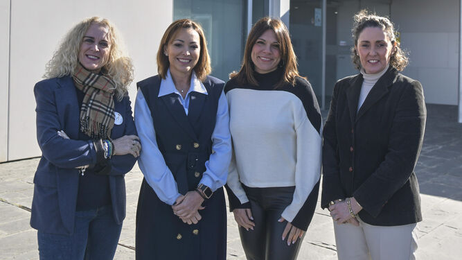 La presidenta de Mujeres con Iniciativa, Elisa Campoy, junto a Eva, Rosa y Silvia.