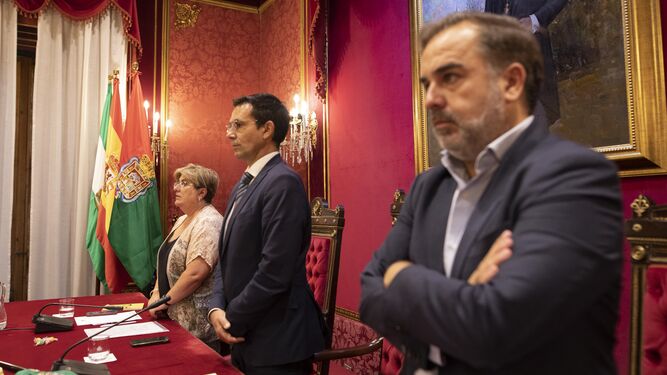 Cuenca, en el Salón de Plenos junto a los tenientes de alcalde Jacobo Calvo y Aña Muñoz.