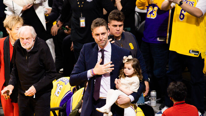 Pau Gasol, con su hija mayor al final de la ceremonia de retirada de su camiseta con los Lakers.