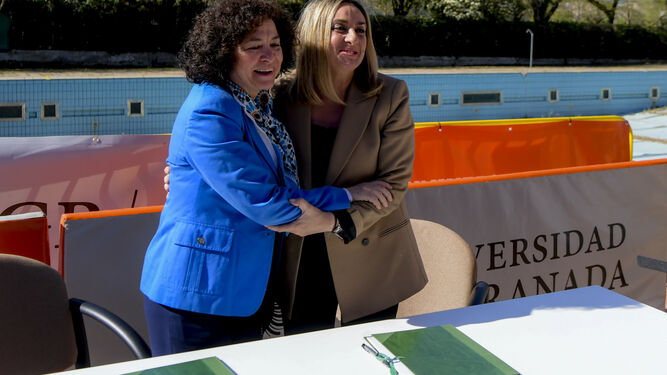 Aranda y Carazo, en la firma del convenio en la piscina de Fuentenueva.