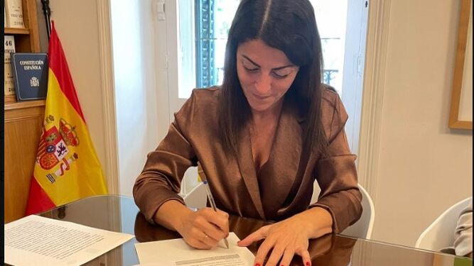 Macarena Olona firmando la inscripción de su nuevo partido, Caminando Juntos