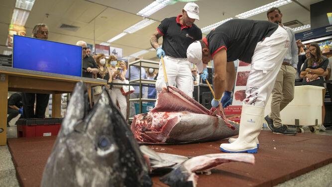 Los maestros cortadores despiezan el atún ante durante la exposición del año pasado.