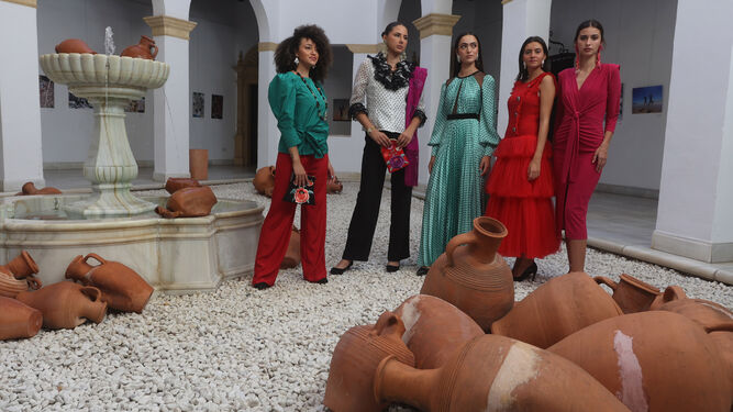 Varias modelos posan durante la presentación de la Semana de la Moda de Andalucía.