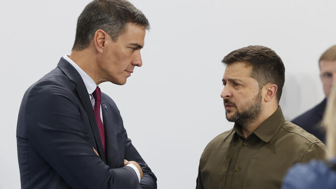 Pedro Sánchez conversa con Volodímir Zelenski, en la cumbre de  Granada.