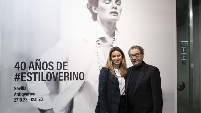 Roberto Verino junto a Minerva Salas, delegada de Cultura y Deporte del Ayuntamiento de Sevilla, en la presentación de la exposición '40años de #estiloverino'.