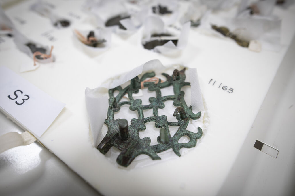 Los tesoros ocultos de la Alhambra: el almac&eacute;n que conserva las casi 200.000 piezas de sus fondos