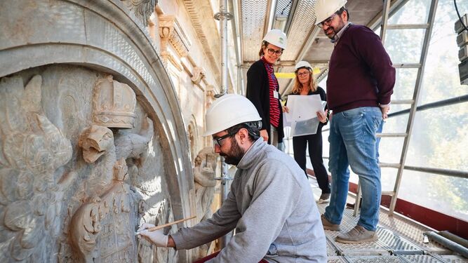 La Alhambra emprende la restauración del pilar de Carlos V, que prevé finalizar en primavera
