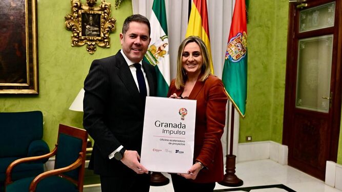 Imagen de la firma del convenio entre Cámara de Comercio y el Ayuntamiento para crear Impulsa Granada