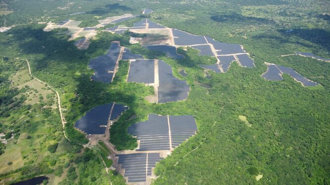Imagen aérea de un parque solar construido por Negratin