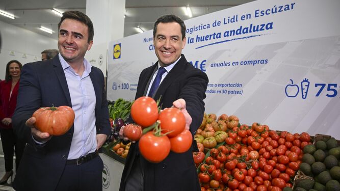 El presidente de la Junta, Juanma Moreno, durante la visita al centro logístico de Lidl en Escúzar