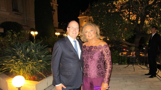 Alberto de Mónaco con Ira de Fürstenberg en una fiesta en el hotel París monegasco