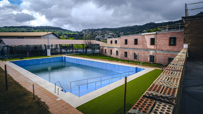La actual piscina municipal pasará a integrarse en el conjunto de la residencia cuando se construya una nueva.