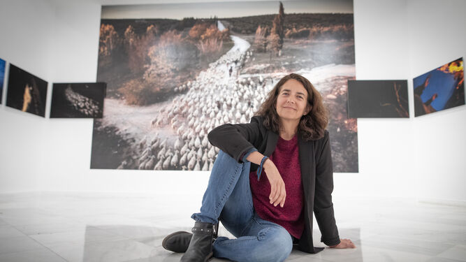 Susana Girón, ante varias de sus obras que se exponen en la exposición 'La buena sombra', en el Palacio de los Condes de Gabia.