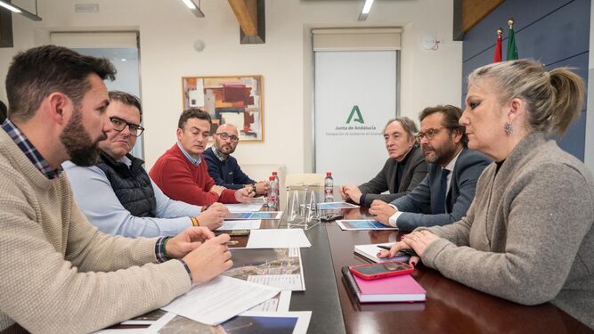 El delegado del Gobierno de la Junta en Granada, Antonio Granados, en la reunión sobre la nueva Mesa del agua de Salobreña