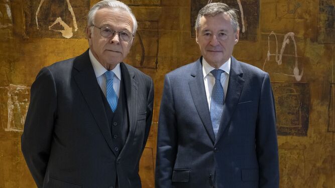 El presidente de Criteria Caixa, Isidro Fainé, con el consejero delegado del banco, Ángel Simón