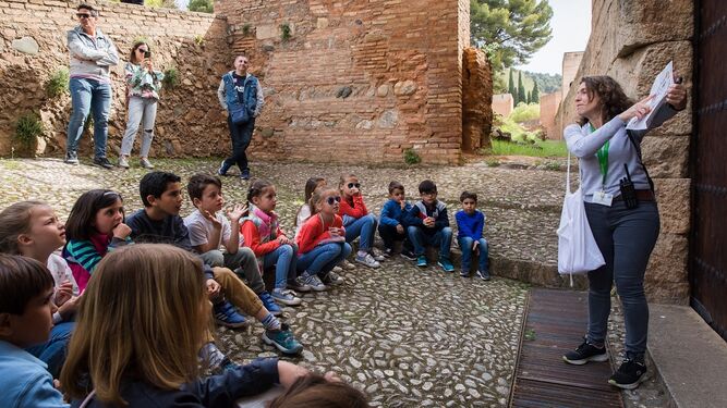Imagen del desarrollo de un programa educativo en el entorno de la Alhambra