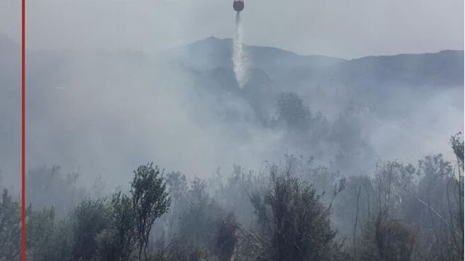 Bomberos de Granada trabajando en la extinción del incendio declarado en Otívar