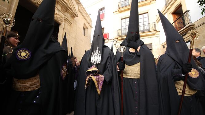 Nazarenos de negro de la cofradía de la Vera Cruz.