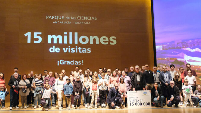 Imagen del grupo de visitantes del Parque de las Ciencias que ha servido para celebrar el visitante 15 millones