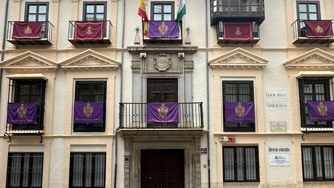 Imagen de la fachada del edificio del IAM y el Consejo Escolar en Granada