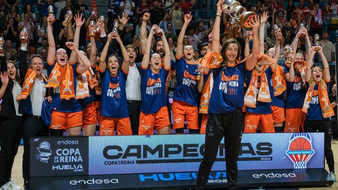 Las jugadoras del Valencia Basket celebran su victoria ante el Casademont Zaragoza tras la final de la Copa de la Reina de Baloncesto disputada entre el Valencia Basket y el Casademont Zaragoza, en el Palacio de Deportes Carolina Marín de Huelva.