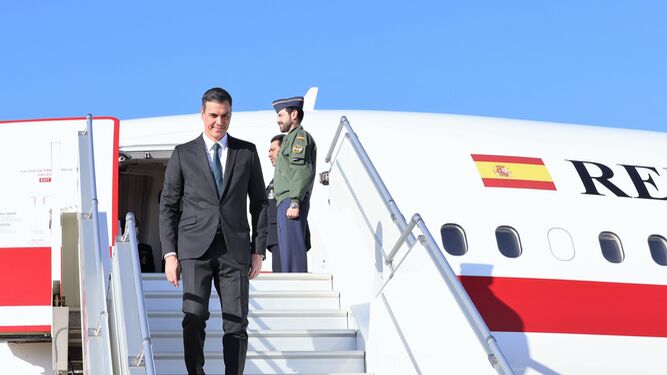 El presidente del Gobierno, Pedro  Sánchez, baja del avión presidencial Falcon durante un vuelo a Marruecos