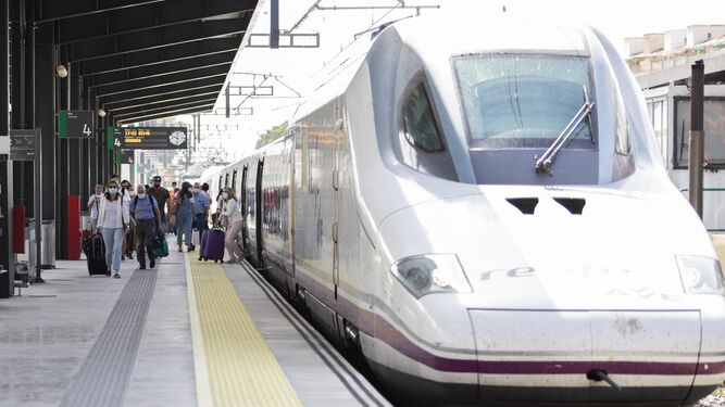 Imagen de archivo de un tren AVE en la estación de Granada