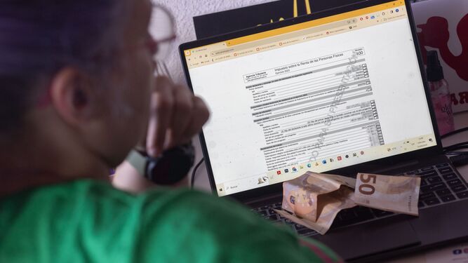 Una mujer hace la declaración de la renta  en un ordenador