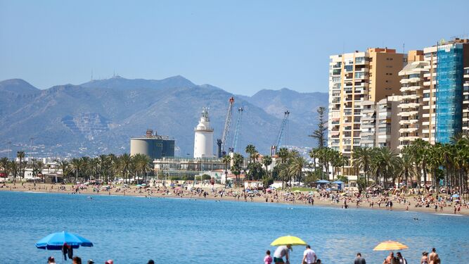 Los 'domingueros' llenan las playas de Málaga para aprovechar la subida de las temperaturas
