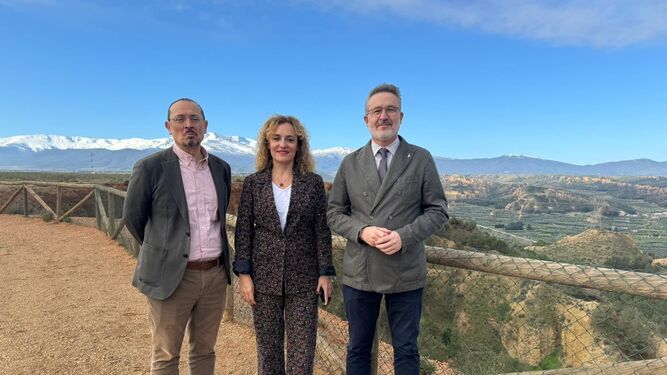Los diputados presentes en una visita al Geoparque de Granada
