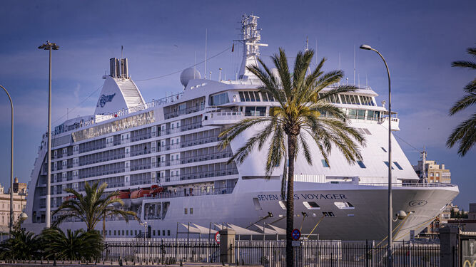 El Seven Seas Voyager, atracado en el puerto de Cádiz