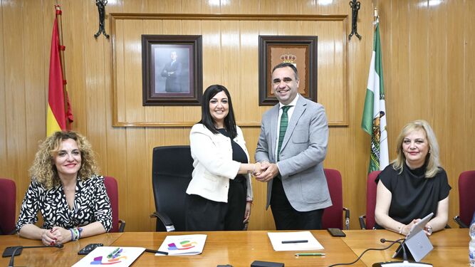 Firma del convenio entre Francisco Rodríguez, presidente de la Diputación de Granada, y Mª Dolores Cañavate, alcaldesa de Armilla