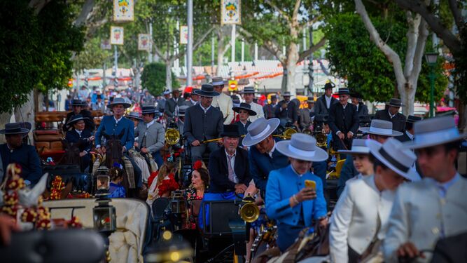 Una calle del Real atestada de público en pleno paseo de caballos durante la jornada del miércoles.