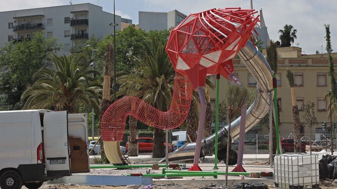 Instalación del flamenco-tobogán del Lago Marítimo de Algeciras, este jueves.