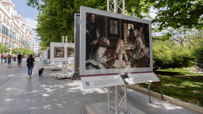 Una reproducción de Las Meninas, del Museo del Prado, en la plaza de  España de  Cádiz.