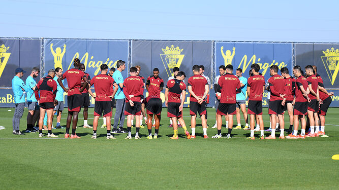 Cuerpo técnico y jugadores del Cádiz en un entrenamiento.
