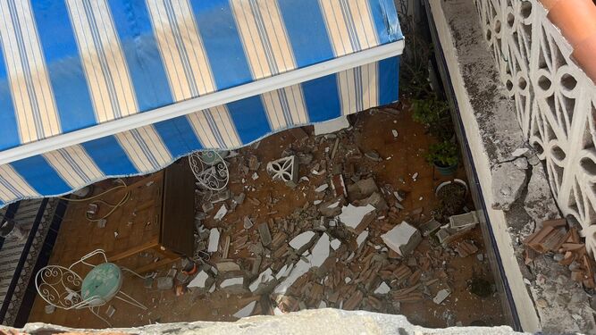 El derrumbe del muro de una de las viviendas afectadas en El Cantal